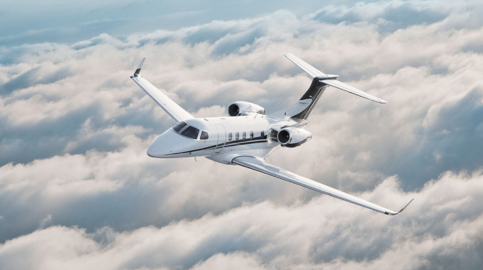 Embraer Phenom 300 Voando Sobre as Nuvens