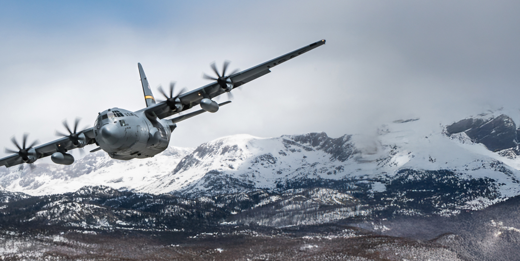 Aeronave militar contra cenário montanhoso