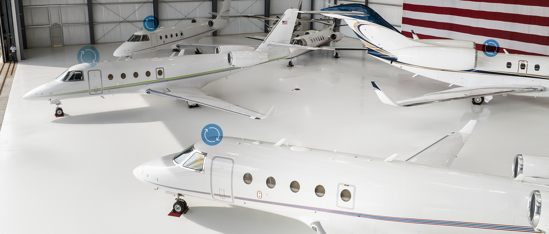 Duas aeronaves no hangar