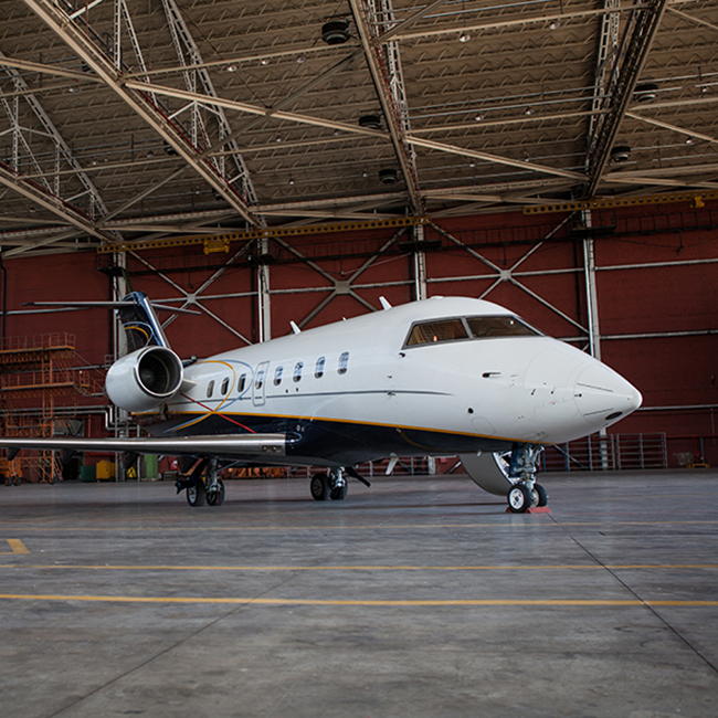 Avião Estacionado no Hangar 