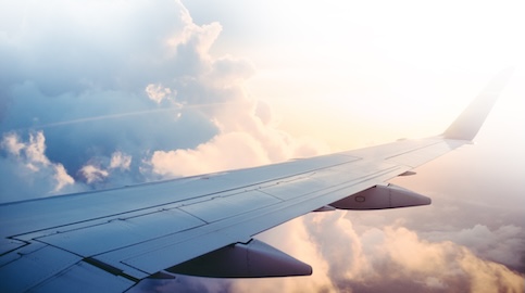 Asa direita do avião sobre as nuvens