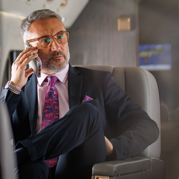 Homem usando celular a bordo da aeronave