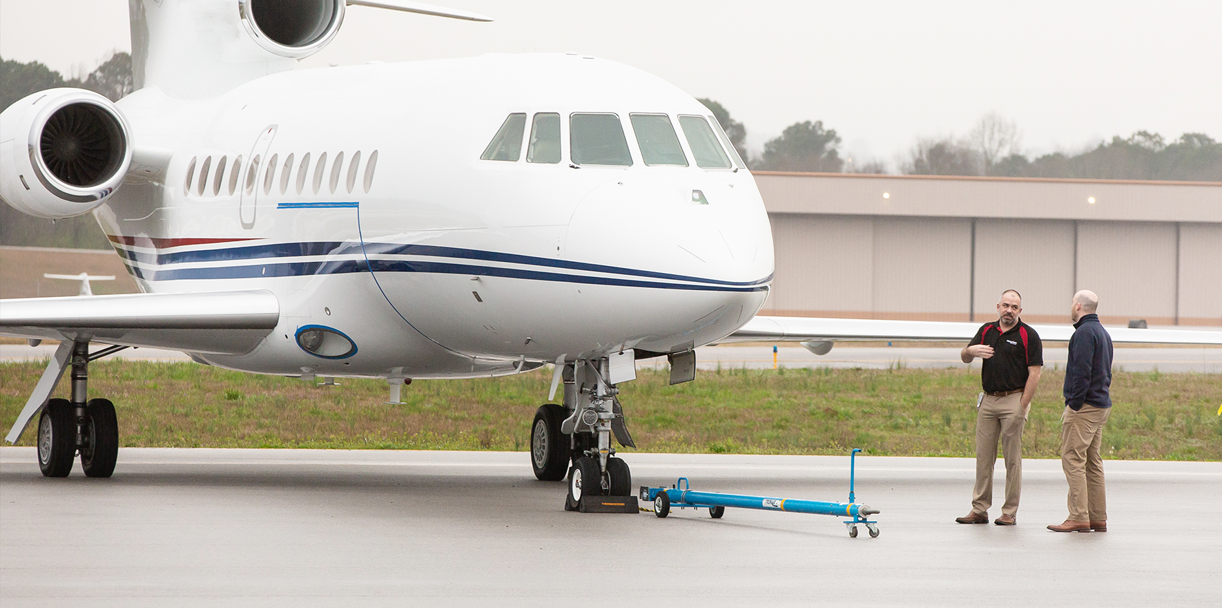 representante de vendas da gogo com cliente na aeronave