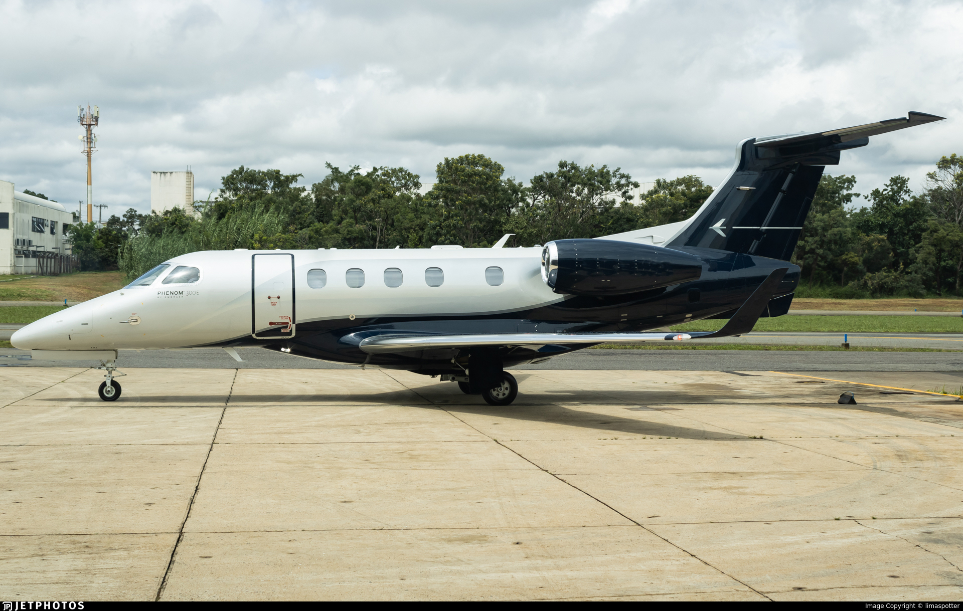 embraer 300e equipped with gogo galileo hdx
