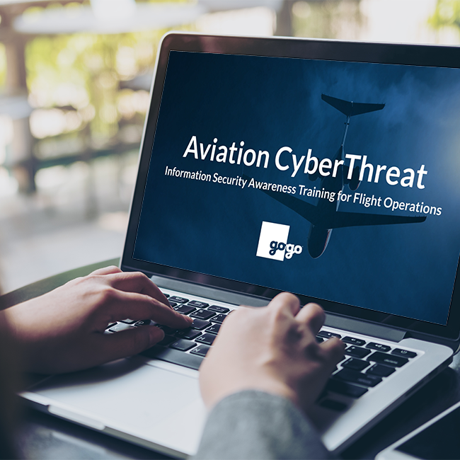 Treinamento de CyberThreat na aviação em laptop 