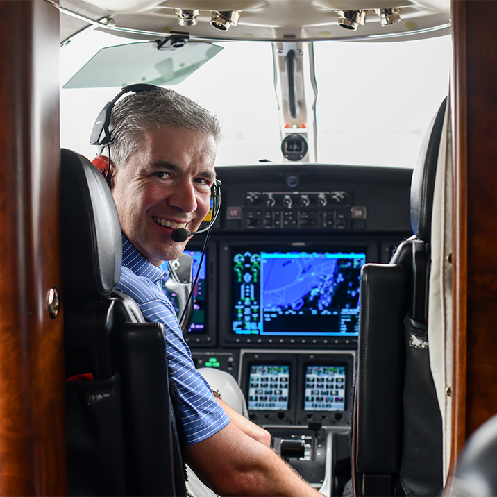 Jason Talley sentado no cockpit 
