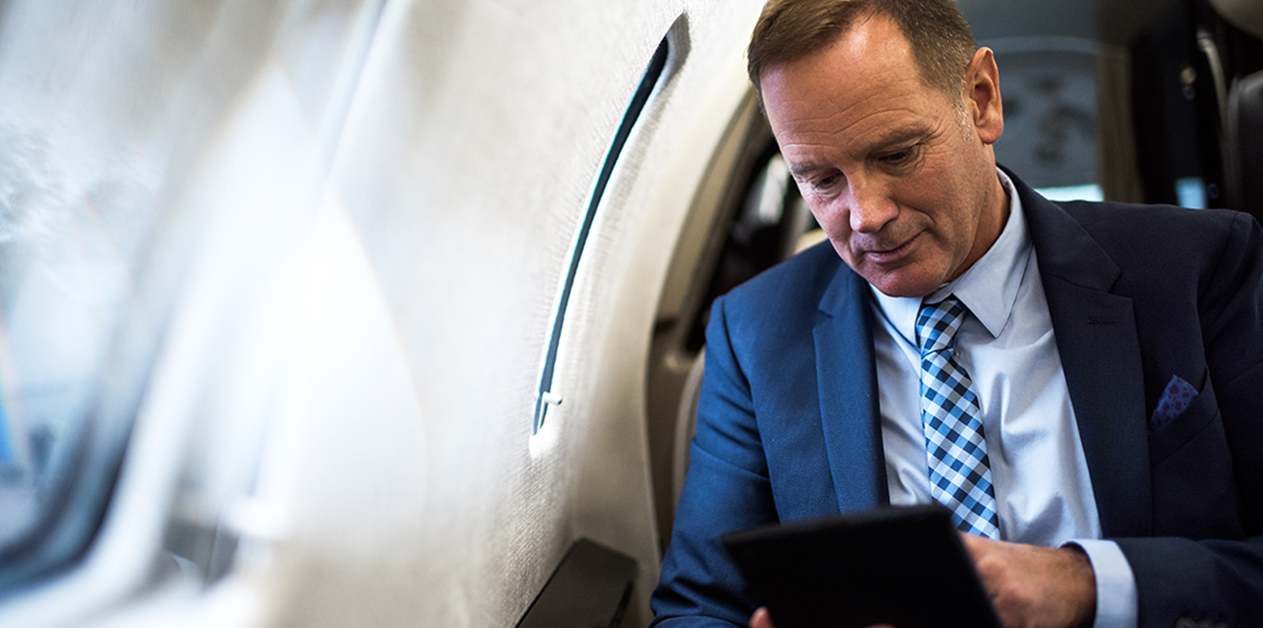 Executivo usando iPad na cabine