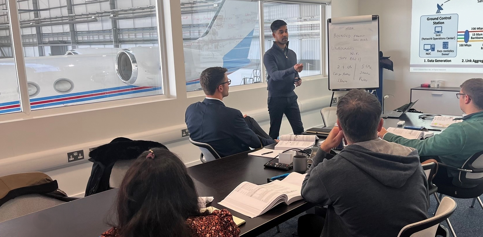 instrutor aeroIT na sessão de treinamento