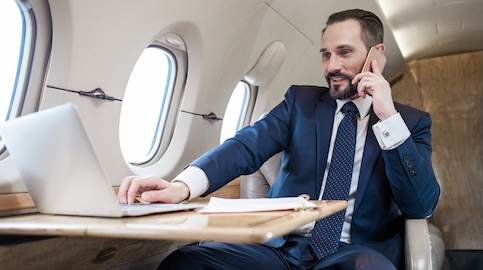 Homem no telefone e laptop na cabana